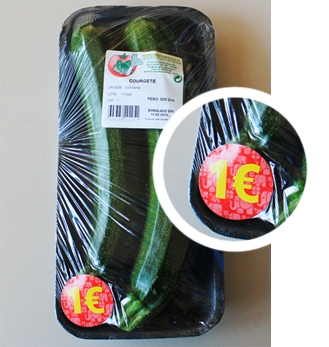 Uma embalagem de courgettes no Jumbo (€ 1), a granel, na mesma loja, e para a mesma quantidade de legume comestível, custaria só 54 cêntimos.