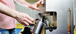 Máquinas de café: manutenção com limpeza e descalcificação