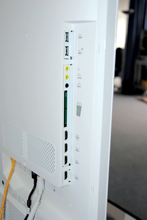 Pormenor do painel lateral com as ligações.